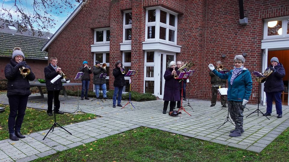 Abschied Pfr. Joppien Der Posaunenchor Drevenack bläst open air vor dem Gottesdienst und musiziert zum Einzug
